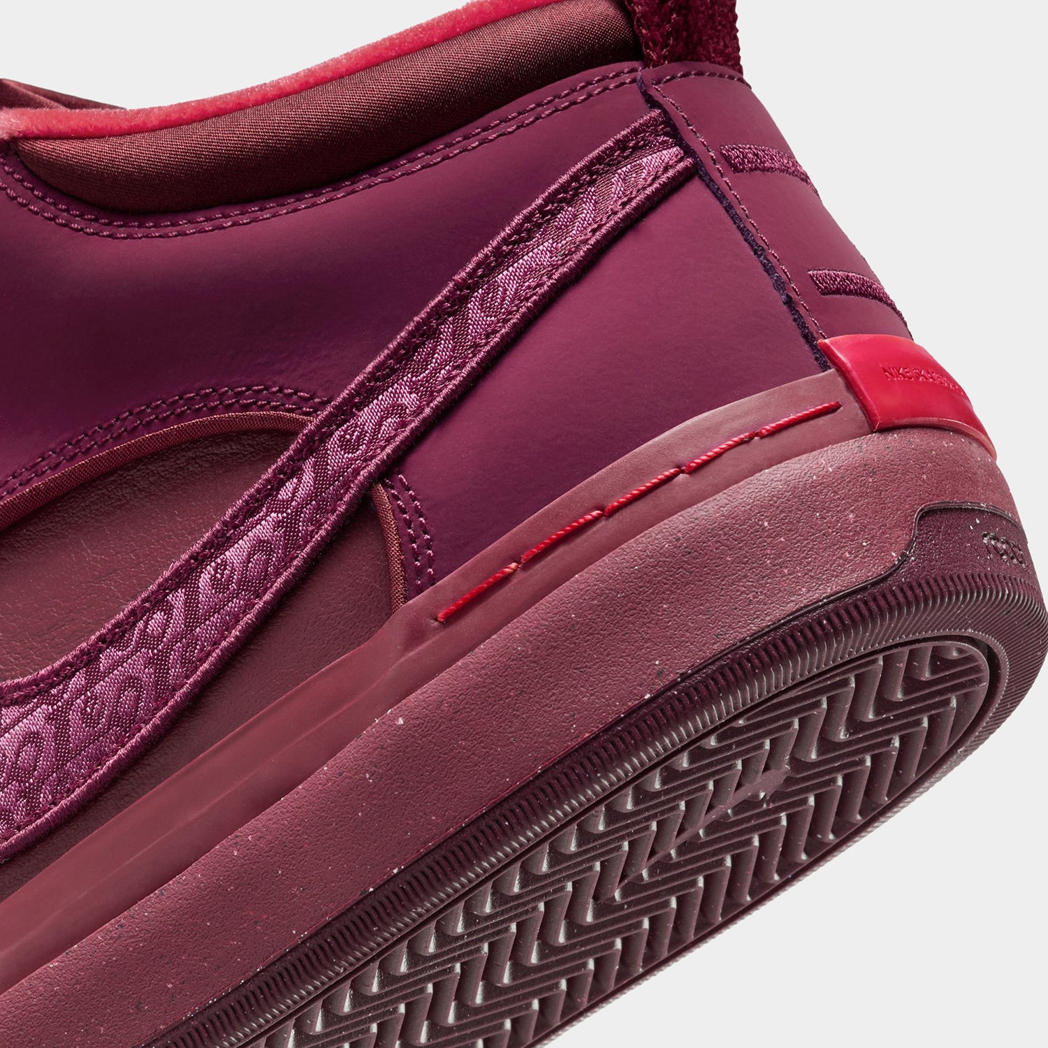 HUF (ハフ) Worldwide JP /FOOTWEAR(スニーカー)/ NIKE SB REACT LEO PRM商品 / RED