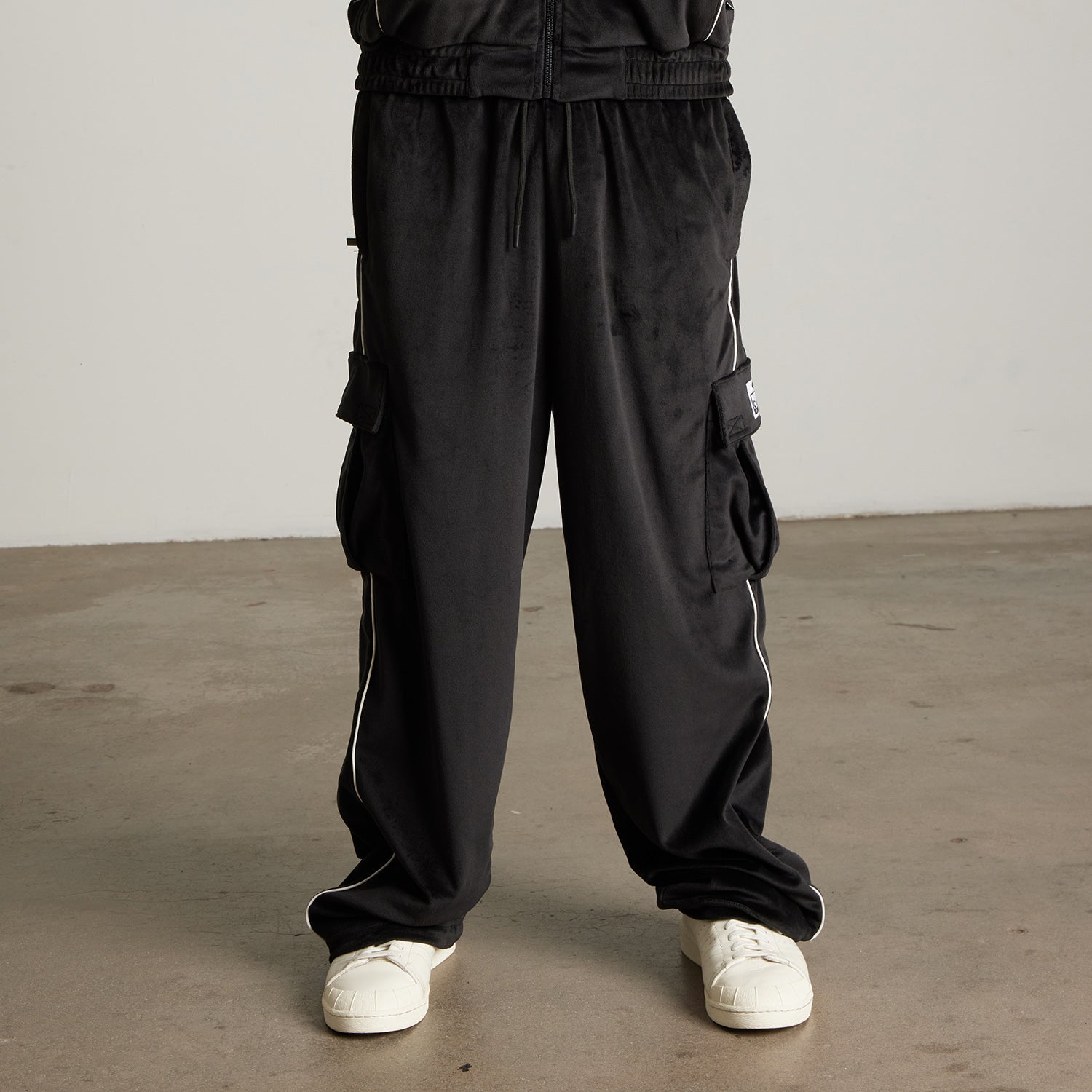 HUF (ハフ) Worldwide JP /PANTS(パンツ)/ HUF X PROCLUB VELOUR CARGO PANT商品 / BLACK