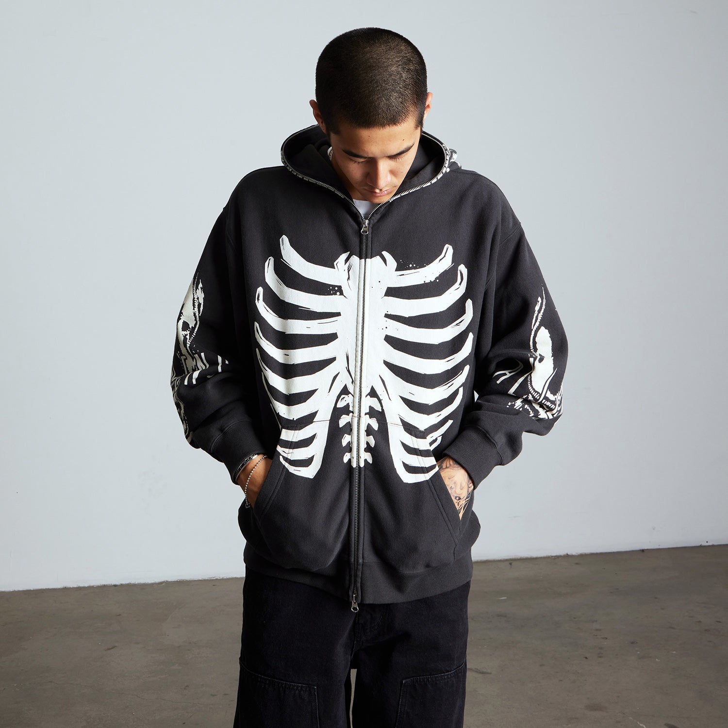 HUF (ハフ) Worldwide JP /HOODIES（パーカー）/ HUF X ALIENS FACEHUGGER FULL ZIP WASHED HOODIE商品 / VINTAGE BLACK