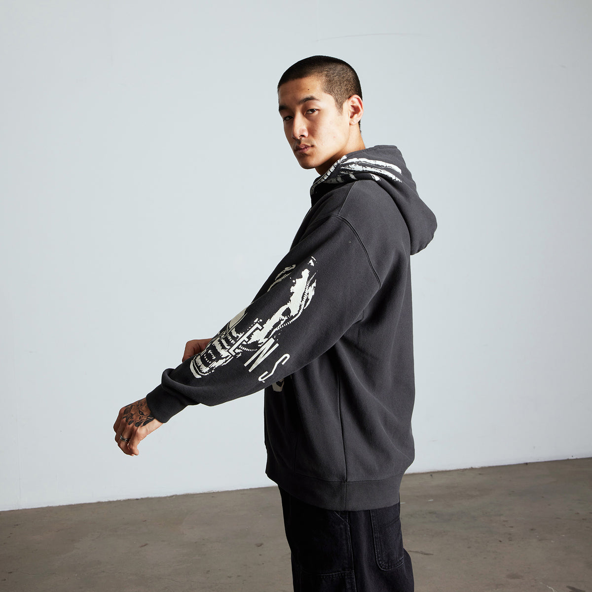 HUF (ハフ) Worldwide JP /HOODIES（パーカー）/ HUF X ALIENS FACEHUGGER FULL ZIP WASHED HOODIE商品 / VINTAGE BLACK
