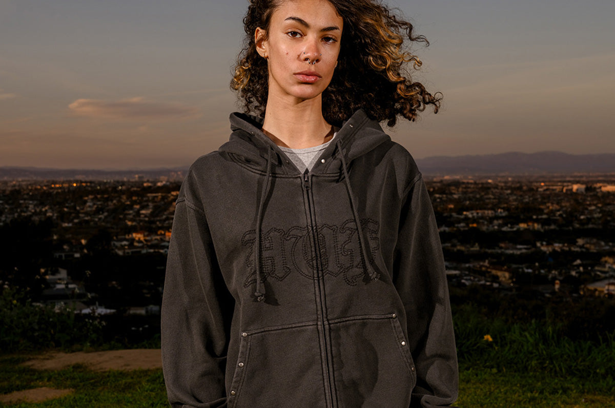 HOODIES & SWEATSHIRTS