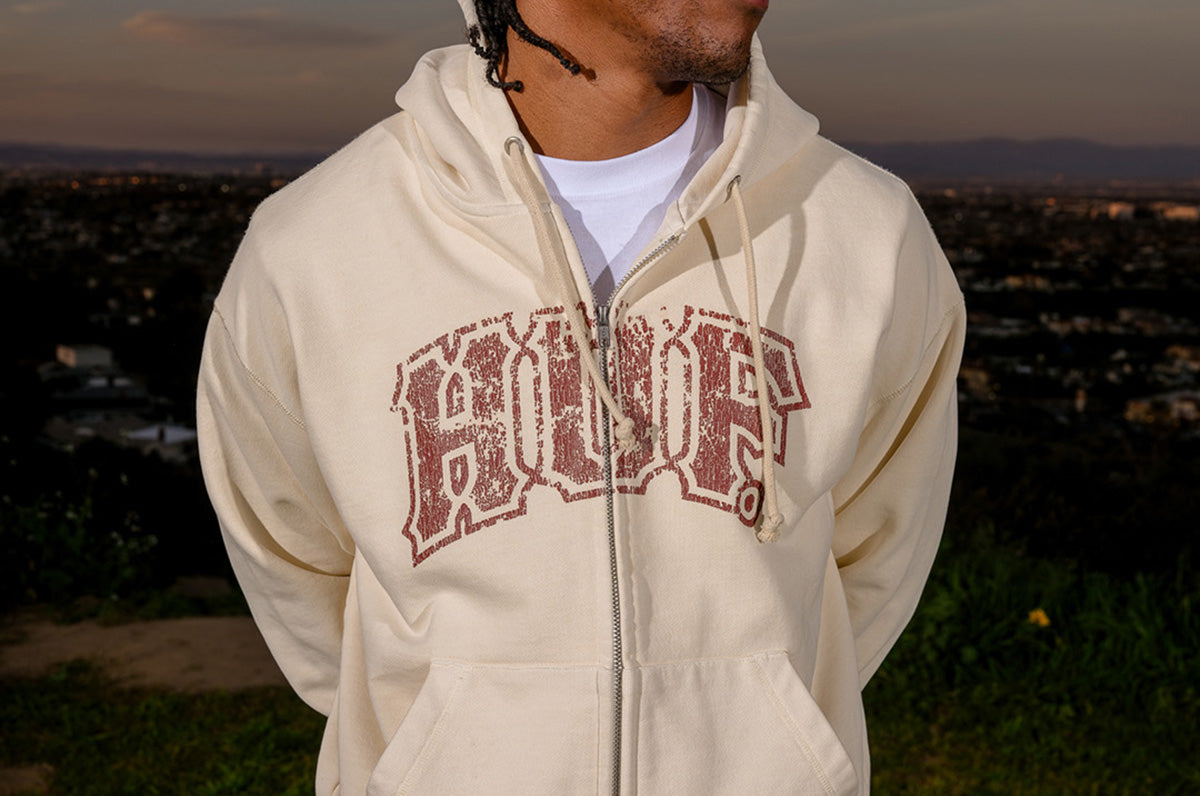 HOODIES & SWEATSHIRTS