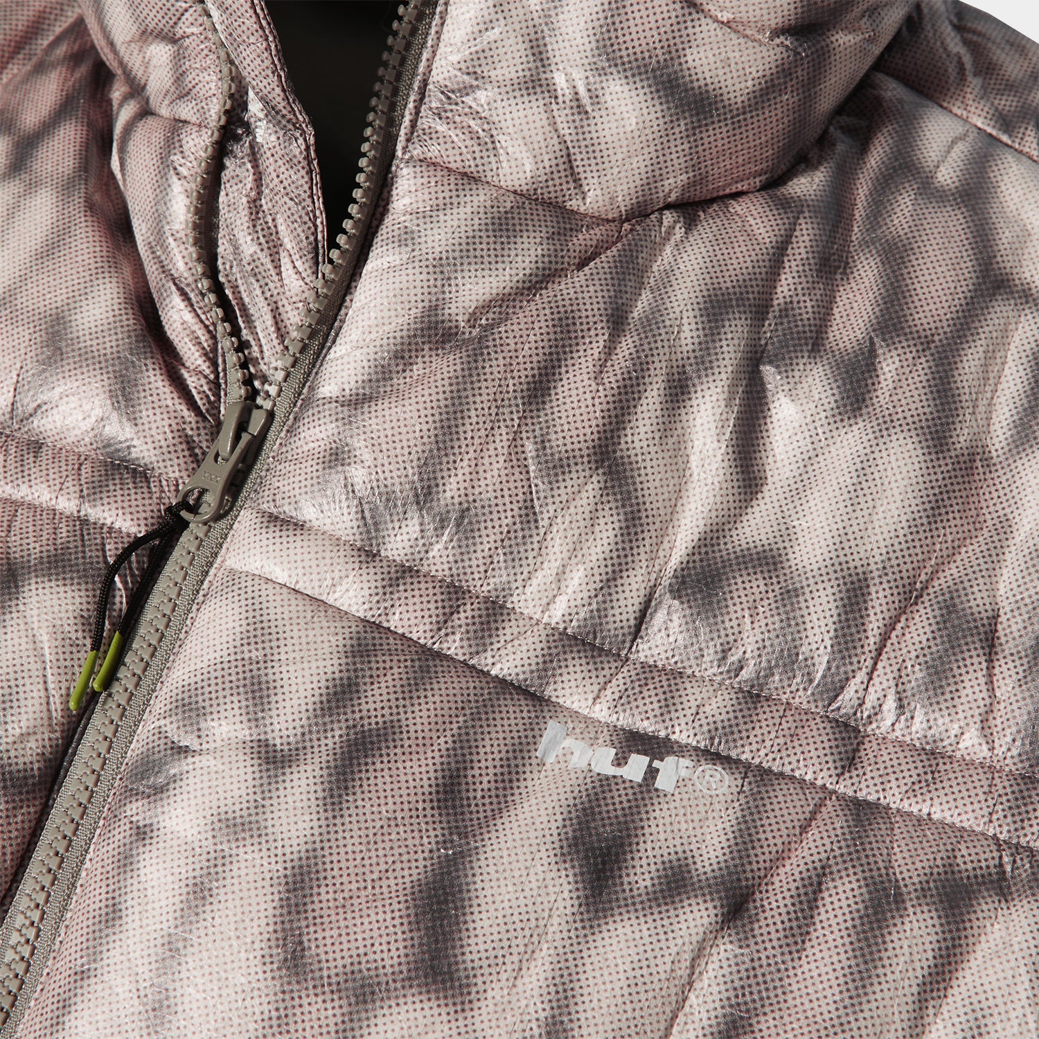 89 WARPED CAMO TYVEK PUFFER｜JACKETS（ジャケット）｜【公式通販 HUF