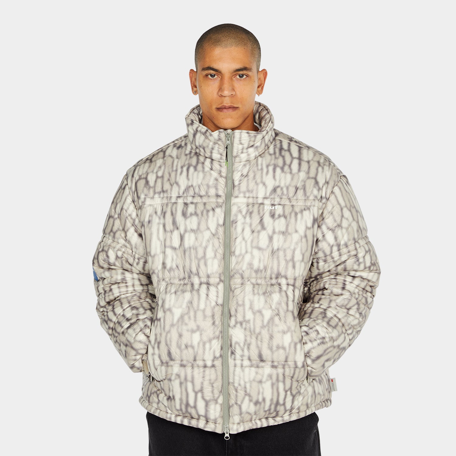 89 WARPED CAMO TYVEK PUFFER｜JACKETS（ジャケット）｜【公式通販 HUF