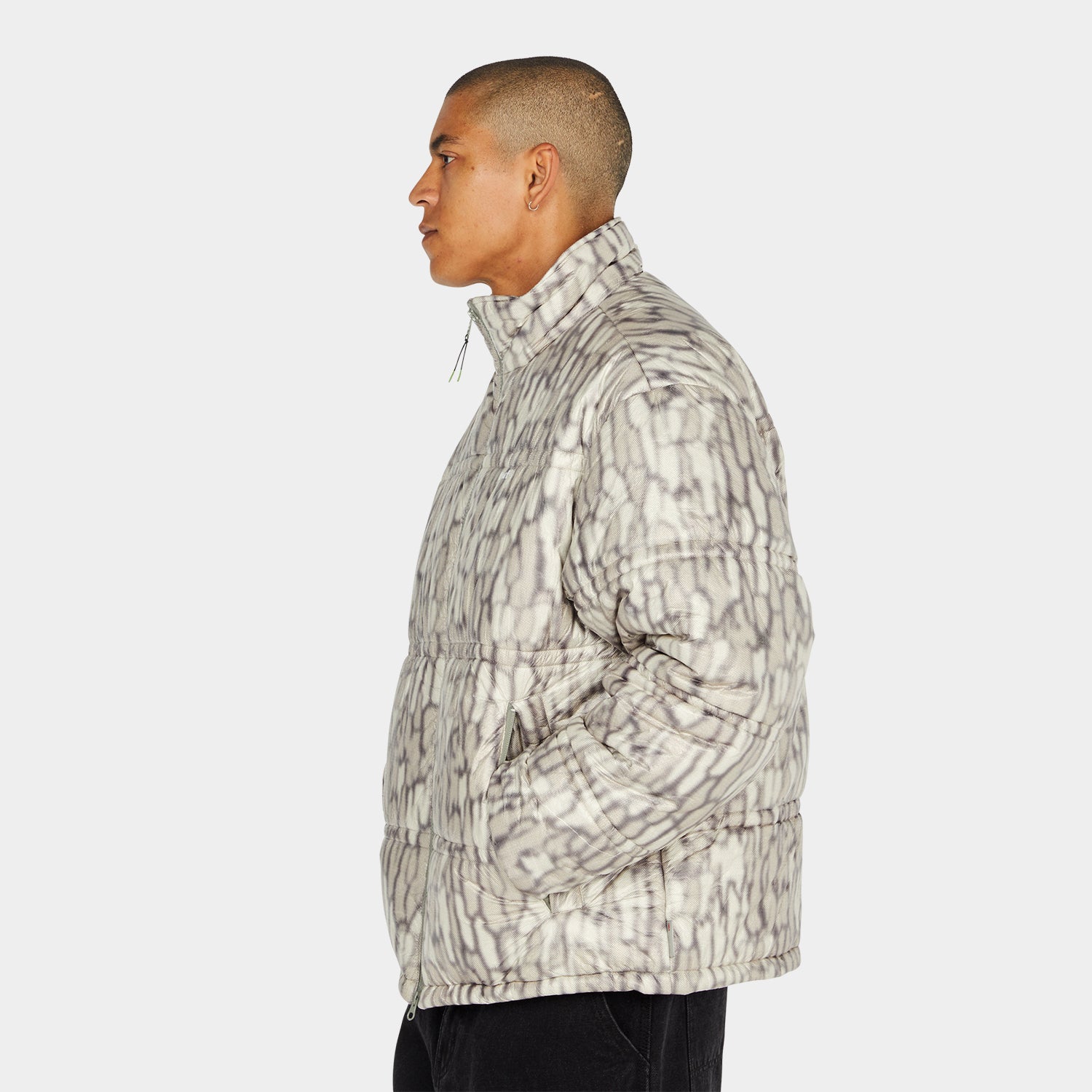 89 WARPED CAMO TYVEK PUFFER｜JACKETS（ジャケット）｜【公式通販 HUF