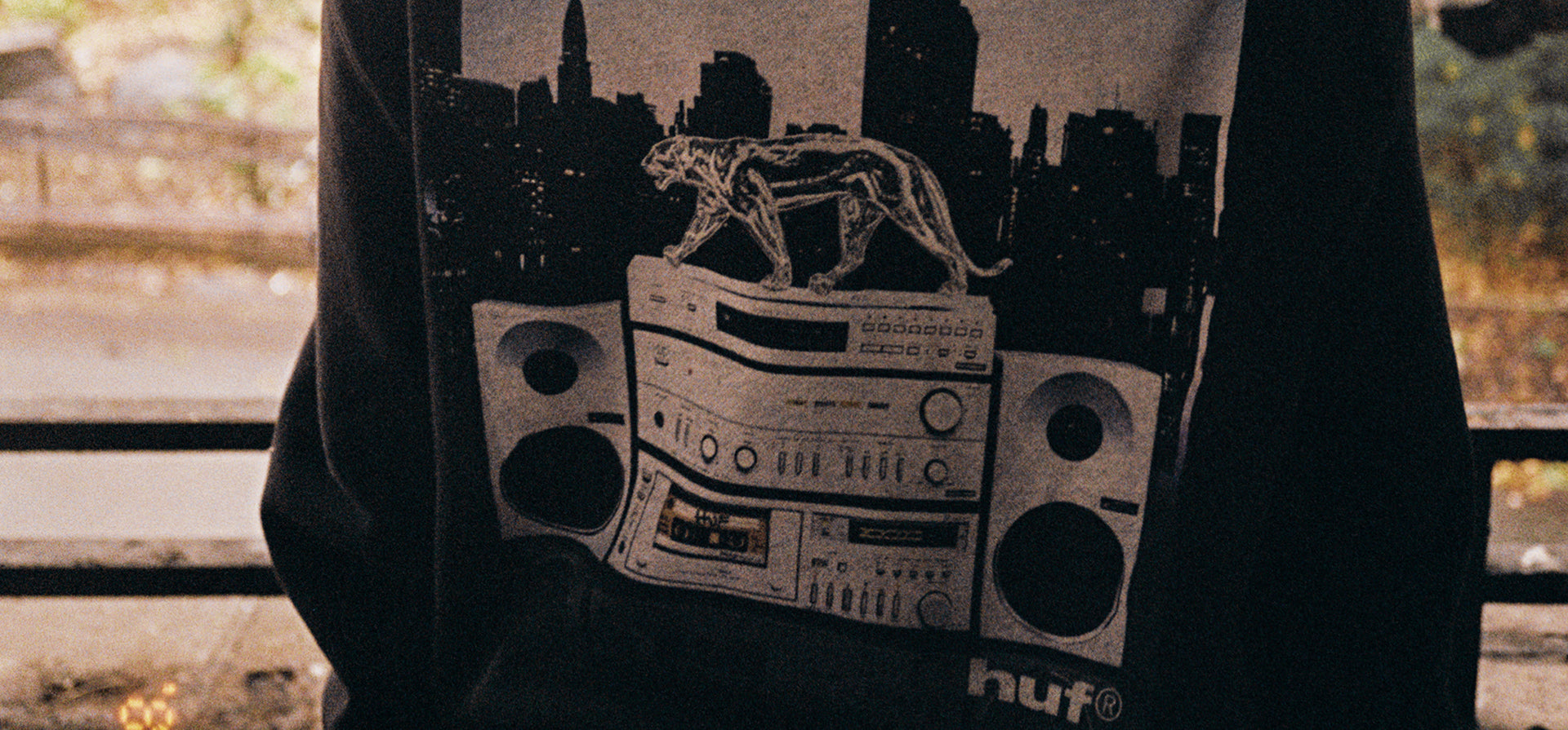 HOODIES & SWEATSHIRTS