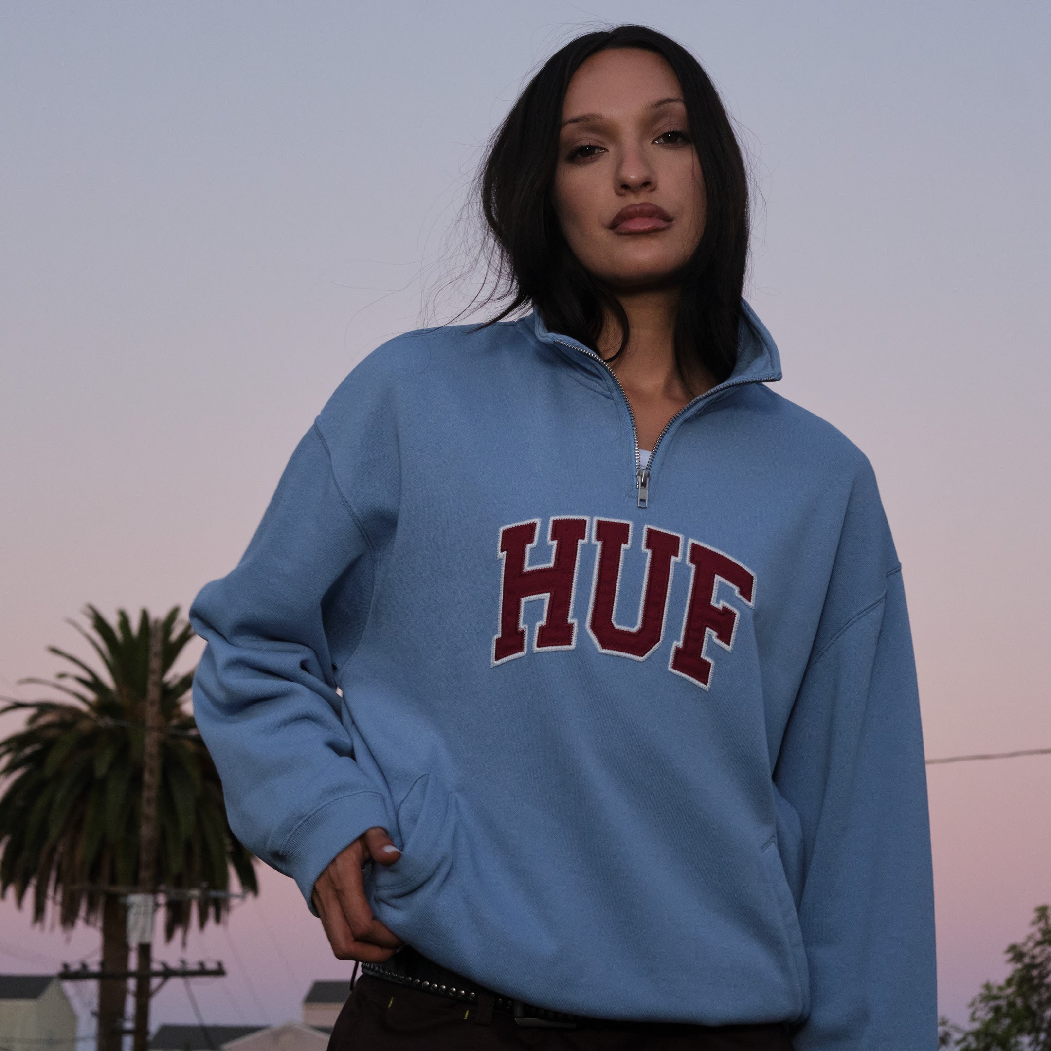 HOODIES & SWEATSHIRTS